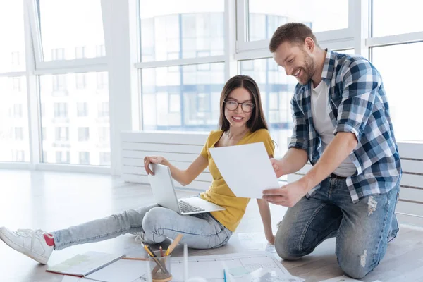 Freudige asiatische Frau hält einen Laptop — Stockfoto