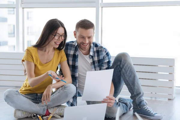 Freudig glückliche Menschen diskutieren ihren Businessplan — Stockfoto