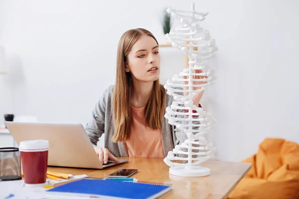 Donna brillante e premurosa che studia il genoma — Foto Stock