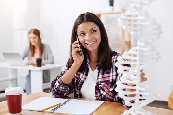 Impegnato donna eccitato chiamare qualcuno durante lo studio — Foto Stock