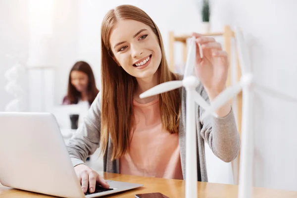 Nieuwsgierig gepleegd vrouw eco engineering studeren — Stockfoto