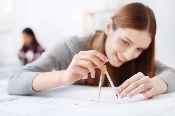 Estudante pensativo diligente usando bússolas — Fotografia de Stock