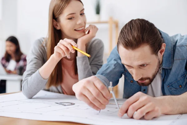 Adorable mujer inteligente dando instrucciones a su colega — Foto de Stock