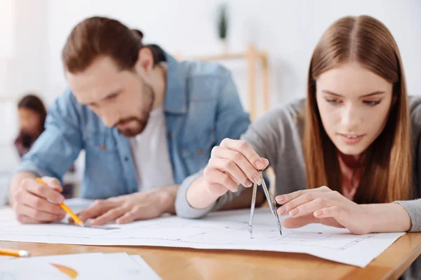 Equipe ambiciosa de arquitetos desenhando o projeto juntos — Fotografia de Stock