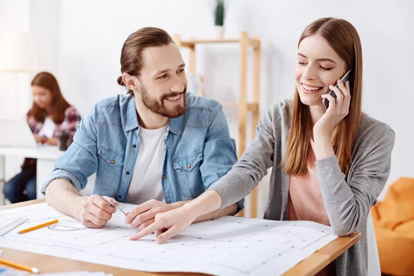 Easygoing chica emocional discutir detalles del proyecto con el cliente — Foto de Stock