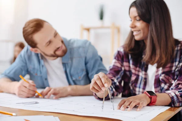 Encantadores jóvenes ingenieros carismáticos haciendo su trabajo — Foto de Stock