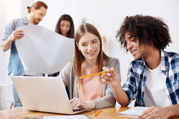 Ingeniero experto emocionado compartiendo su opinión sobre el proyecto colegas —  Fotos de Stock