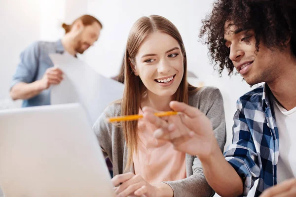 Colega encantadora creativa sugiriendo añadir algunos cambios — Foto de Stock