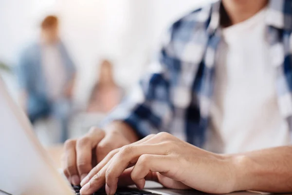 Metódico joven productivo escribiendo en su computadora portátil — Foto de Stock