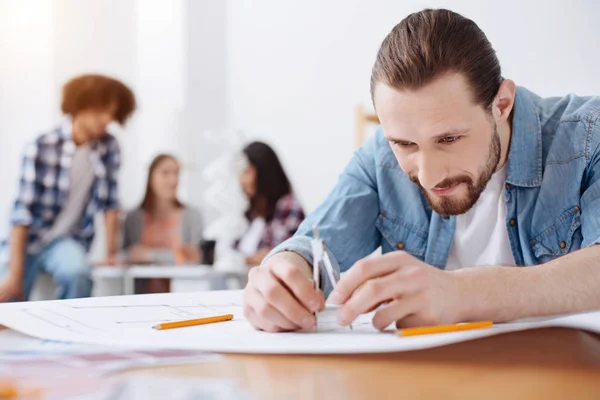 Tipo escrupuloso inteligente utilizando una herramienta especial para dibujar — Foto de Stock