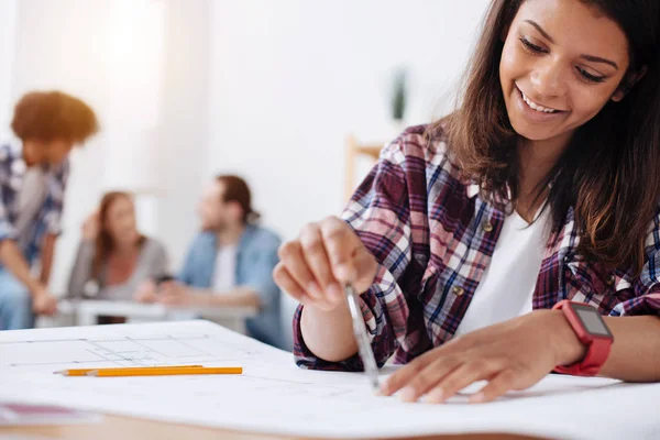 Inteligente señora persistente trabajando en plan complejo — Foto de Stock