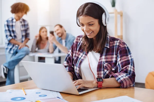 Mujer joven inteligente que emplea tecnologías modernas para estudiar — Foto de Stock