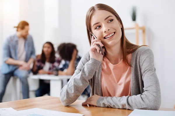 Productieve heldere vrouw nemen van enige tijd om te praten — Stockfoto