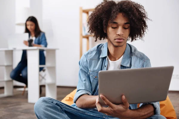 Trevlig engagerad man att skriva ett brev på sin laptop — Stockfoto