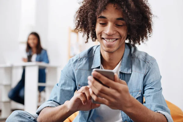 Optimistisch schattige jongen zien van grappige foto online — Stockfoto