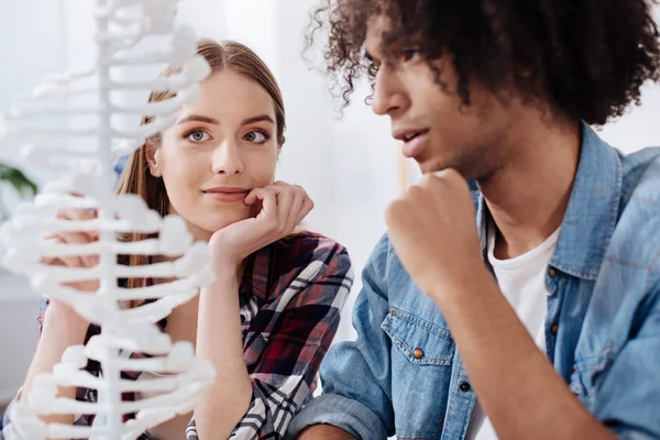 Attenta ragazza entusiasta ascoltando la spiegazione degli amici — Foto Stock