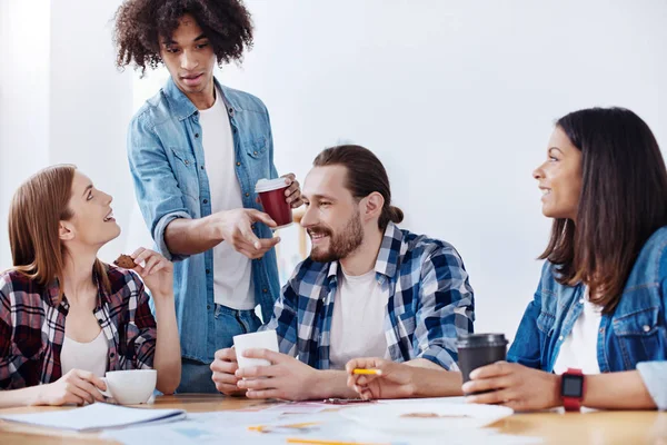 Motivados colegas alegres discutiendo su proyecto durante el almuerzo — Foto de Stock