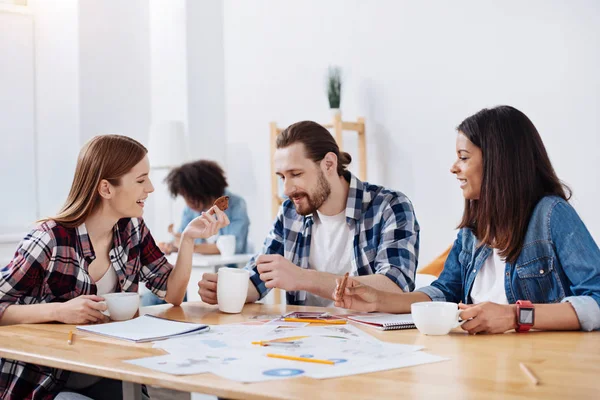 Brillantes colegas productivos teniendo una sabrosa pausa para el almuerzo — Foto de Stock