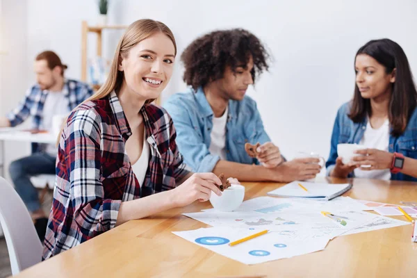 Mujer alegre y vibrante almorzando con sus colegas — Foto de Stock