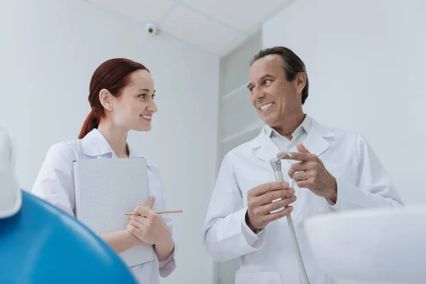 Hombre guapo demostrando herramientas de dentista — Foto de Stock