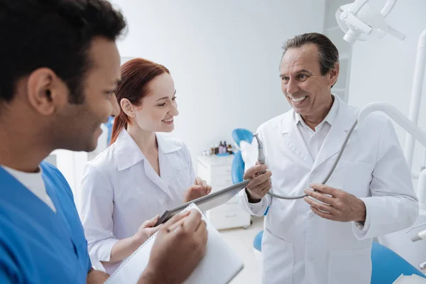 Zahnarzt freut sich über neue Praktikanten — Stockfoto