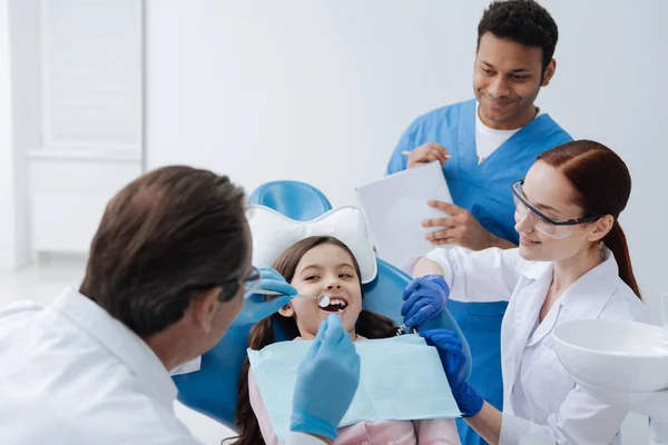 Estomatólogo experimentado haciendo chequeo dental —  Fotos de Stock