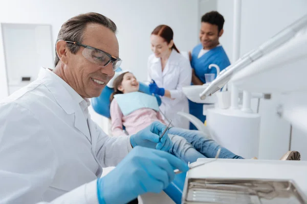Portre pozitif dişçi o alma steril aletlerin — Stok fotoğraf