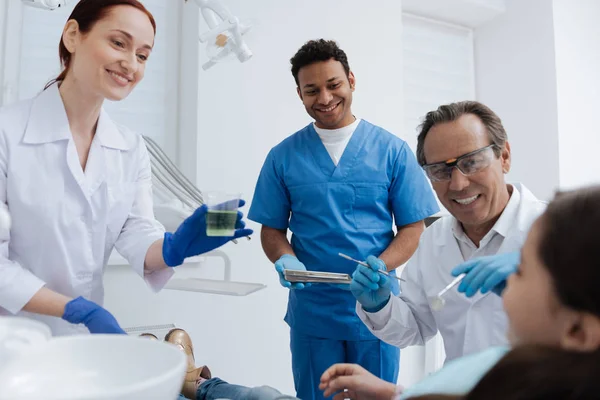 Estomatologista sorrindo conversando com seu pequeno paciente — Fotografia de Stock