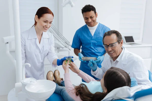 Lite kvinnlig patient med glas — Stockfoto