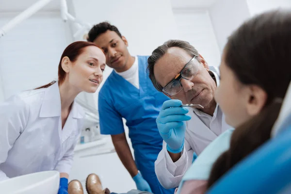 Dentista atento fazendo exame de dentes — Fotografia de Stock