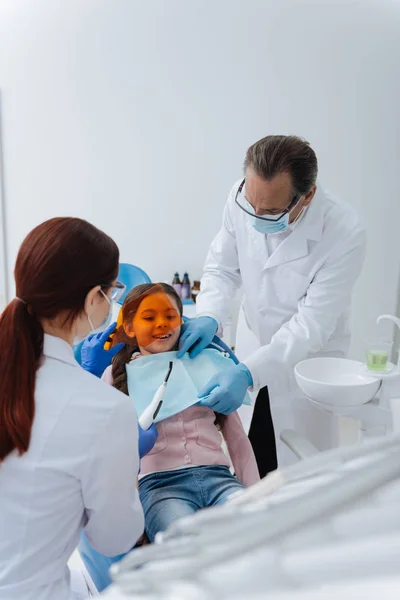 Ragazzo divertente che ha appuntamento con il dentista — Foto Stock