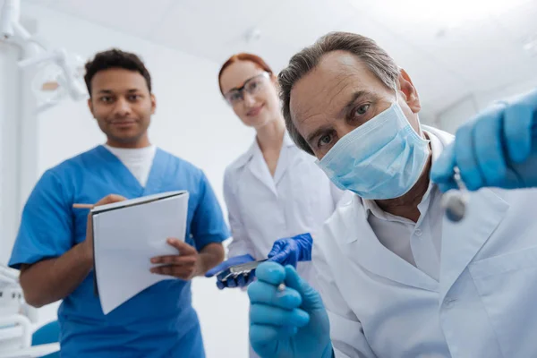 Zwei Praktikanten machen sich Notizen, während sie zuhören — Stockfoto