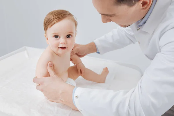 Ammirevole bambino energico entusiasta della visita — Foto Stock