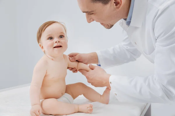 Pediatra maravilhoso proeminente executando um check-up — Fotografia de Stock
