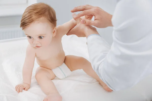 Aktives, süßes Kind, das sich ständig bewegt — Stockfoto