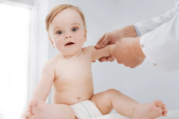 Kleine Patientin fühlt sich in Arztpraxis wohl — Stockfoto