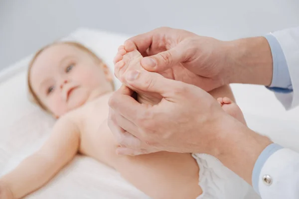 Ervaren zorgzame arts juiste ontwikkeling van een kind — Stockfoto