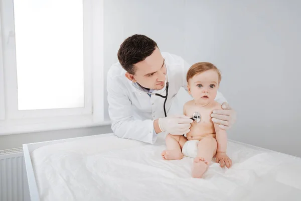 子供の呼吸法を調べること肯定的な経験豊富な医師 — ストック写真