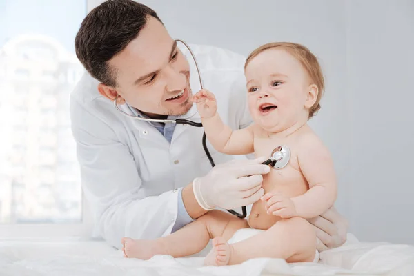 Bello dolce pediatra ridere con il suo paziente — Foto Stock