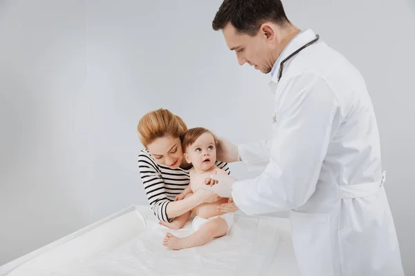 Protegendo a mãe e seu filho tendo consulta com seu médico — Fotografia de Stock