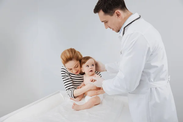 Proteggere mamma e suo figlio avendo appuntamento con il loro medico — Foto Stock