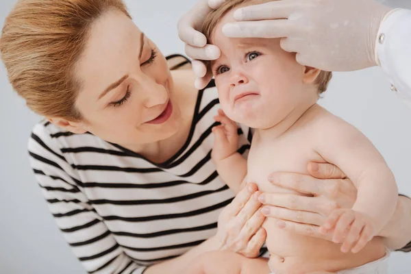 Junge liebevolle Mutter kümmert sich um ihr Kind — Stockfoto