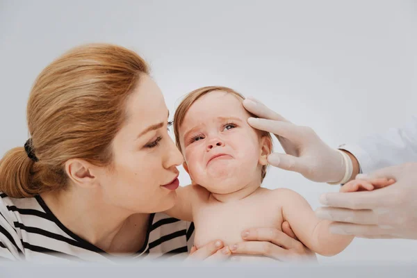 Bambino malato sconvolto che piange durante la visita in ospedale — Foto Stock