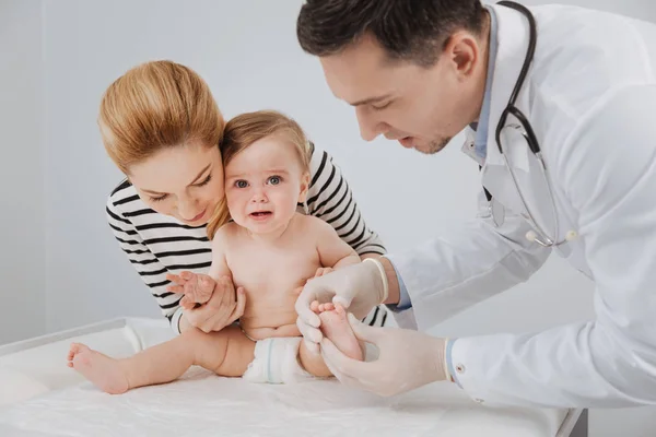 医療処置を行う専用の素晴らしい小児科医 — ストック写真