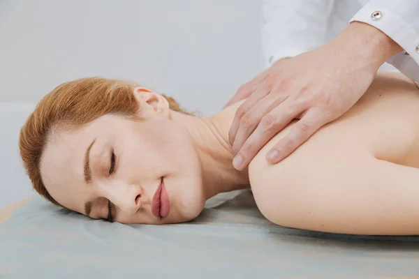 Prachtige jongedame genieten van de massage — Stockfoto