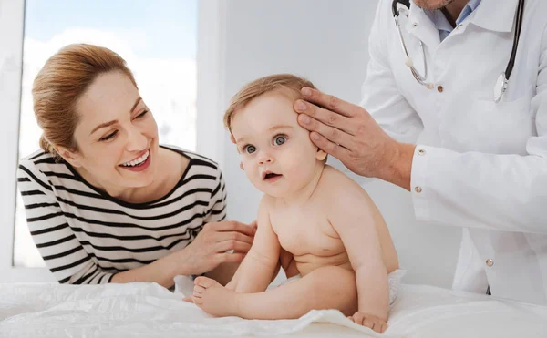 Meraviglioso calmante pediatra massaggiando la testa dei bambini — Foto Stock