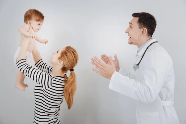 Spaß Mutter und Arzt unterhaltsam liebenswertes Kind — Stockfoto