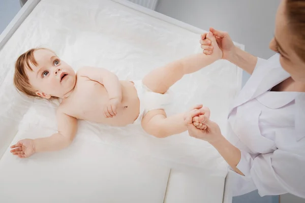 Trained excellent pediatrician performing a therapeutic routine — Stock Photo, Image