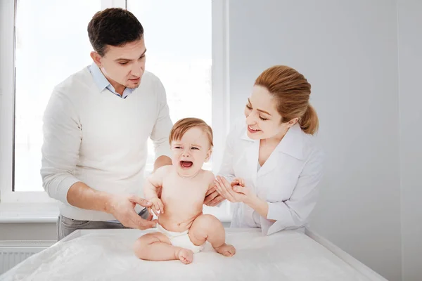 Ragazzino malato problematico che si comporta male — Foto Stock