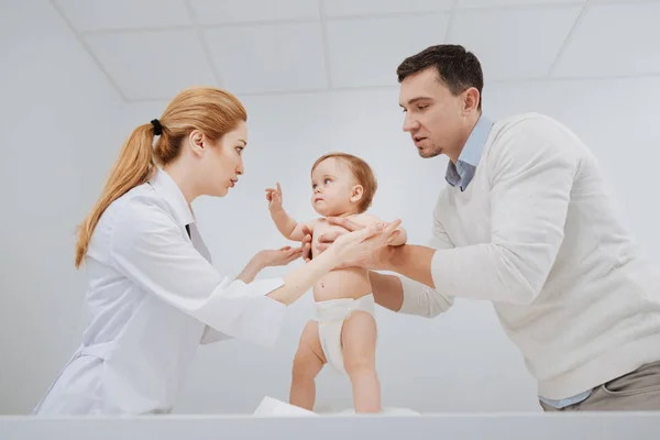 Cuidar médico maravilhoso ter uma conversa com seu pequeno paciente — Fotografia de Stock